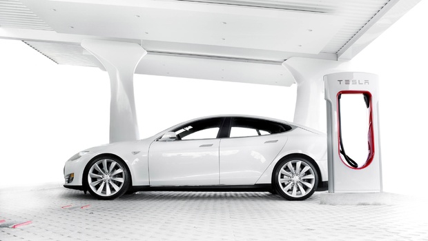 “Tesla werkt aan lader die automatisch met auto’s verbindt”