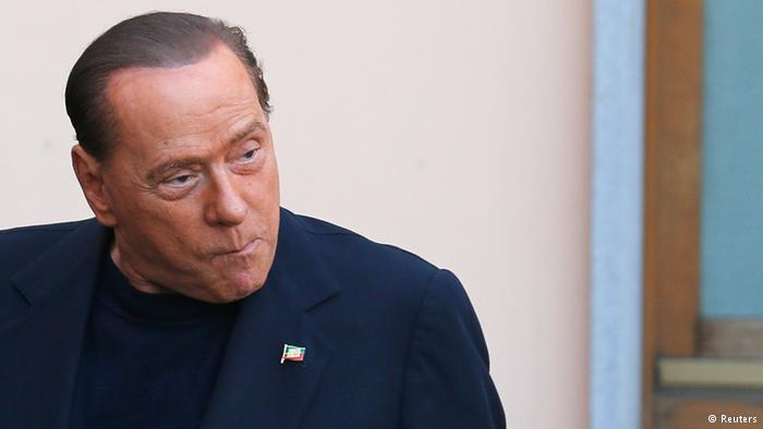 Berlusconi commence les Ouvriers dans la maison de Retraite