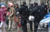 Narren feiern unter Polizeischutz