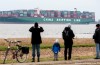 Portacontainer prima Amburgo freigeschleppt