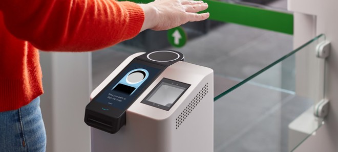 Amazon One arriva nei supermercati Whole Foods: la spesa si paga con la mano