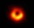 Come distorcono la luce due buchi neri rotanti? La NASA risponde con un video