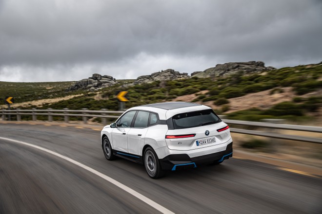BMW promette una batteria allo stato solido per le auto elettriche entro il 2025