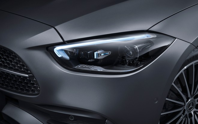 Mercedes EQE, la berlina elettrica scende in pista al Nurburgring