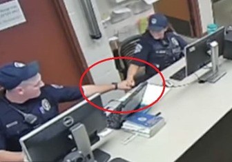 Hånskrattande poliser bröt armen på dement kvinna – jobbar kvar