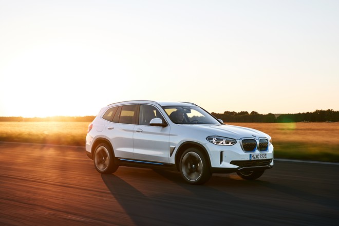 Electric BMW iX3, the first real photos of the restyled model appear