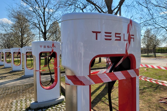 Venice and Sirmione hate electric cars … based on a true story